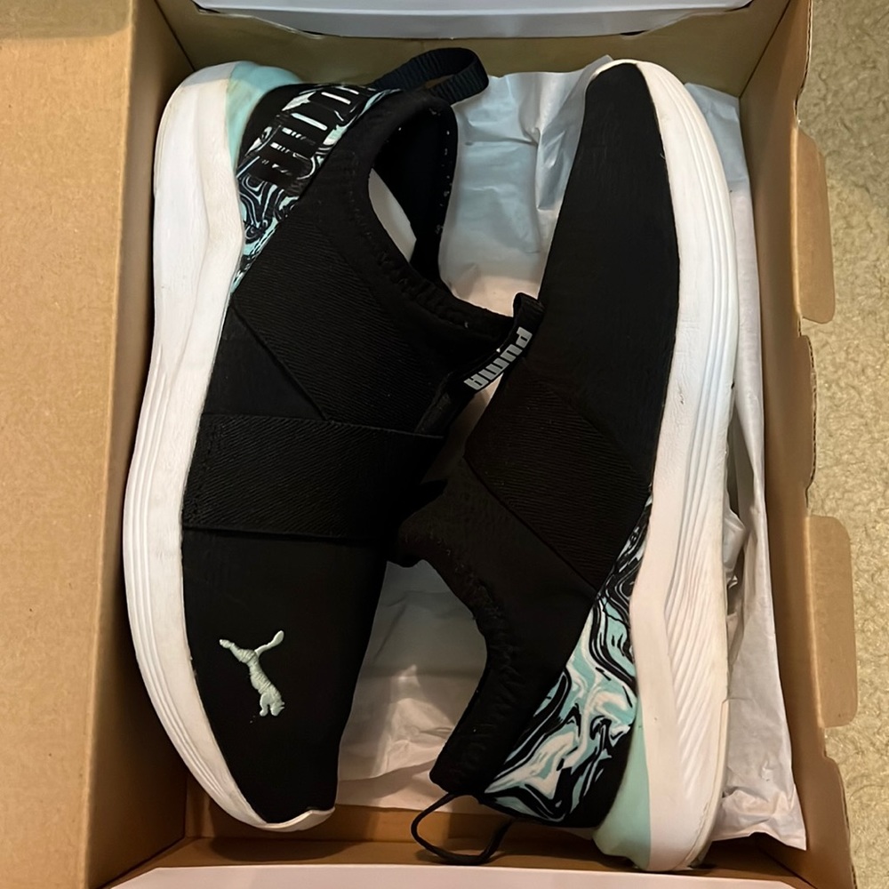 Puma Tennis’s Shoes. Size 6.
